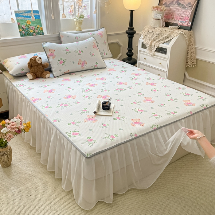 91家纺网 家纺一手货源 找家纺 柒月家居 2026新款斜纹凉感豆豆床裙款凉席 床裙-粉花软熊