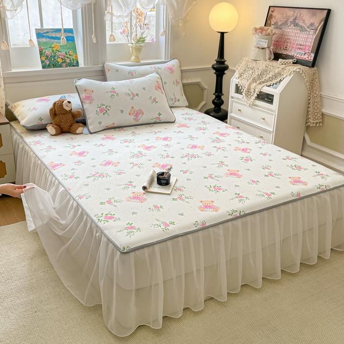 91家纺网 家纺一手货源 找家纺 柒月家居 2026新款斜纹凉感豆豆床裙款凉席 床裙-粉花软熊