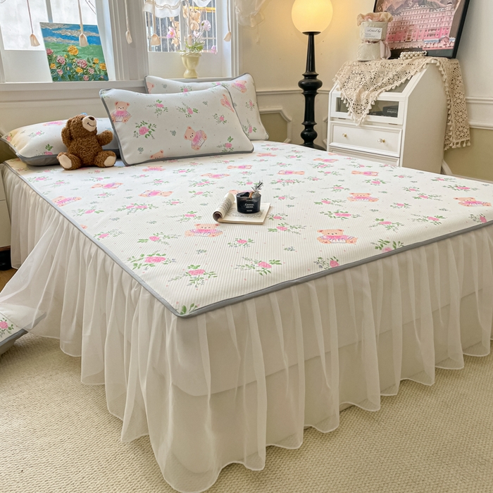 91家纺网 家纺一手货源 找家纺 柒月家居 2026新款斜纹凉感豆豆床裙款凉席 床裙-粉花软熊