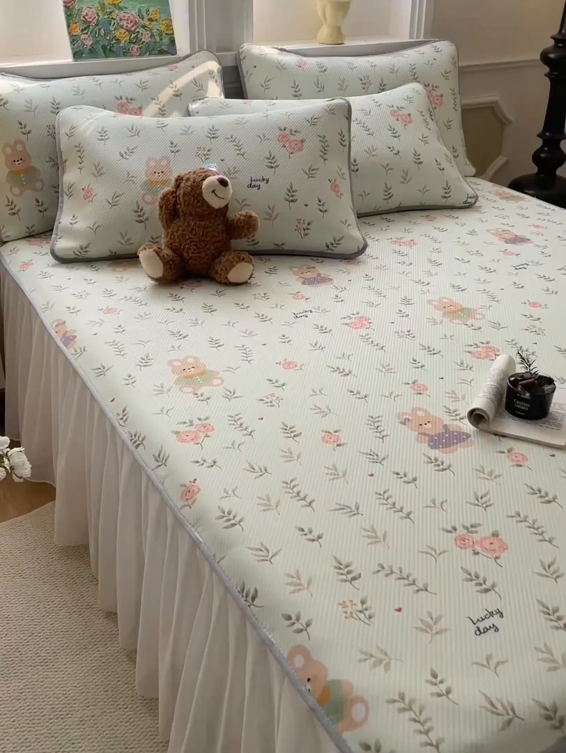 91家纺网 家纺一手货源 找家纺 柒月家居 2026新款斜纹凉感豆豆床裙款凉席 床裙-青叶萌物