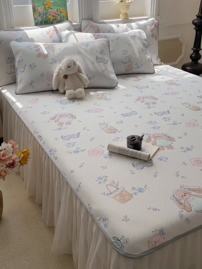 91家纺网 家纺一手货源 找家纺 柒月家居 2026新款斜纹凉感豆豆床裙款凉席 床裙-花筐奶兔