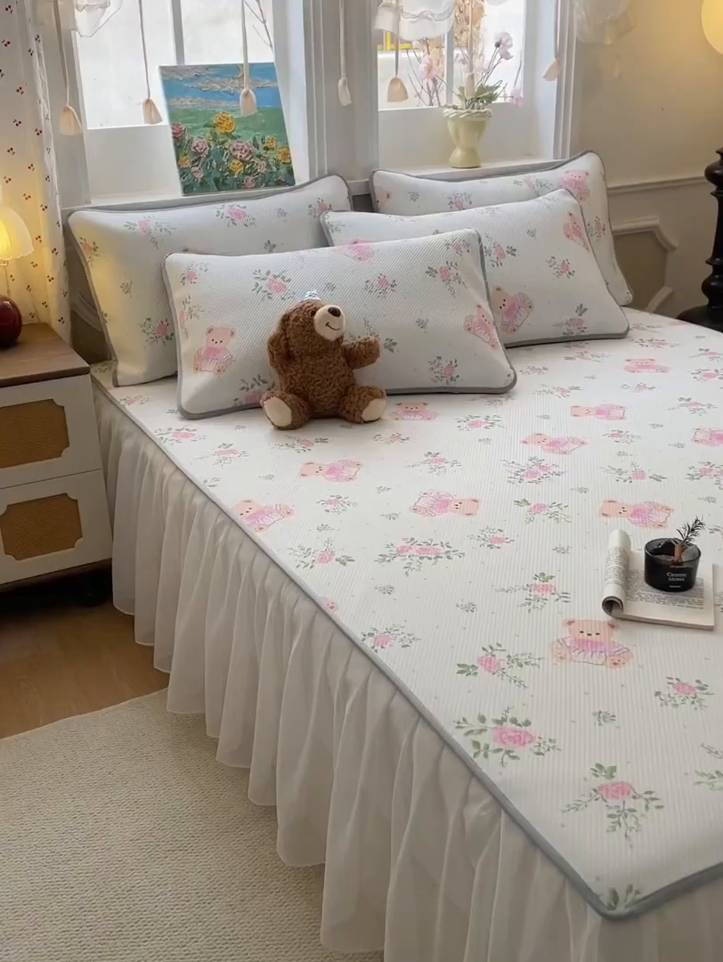 91家纺网 家纺一手货源 找家纺 柒月家居 2026新款斜纹凉感豆豆床裙款凉席 床裙-粉花软熊