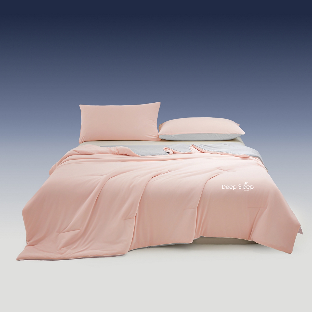 91家纺网 家纺一手货源 找家纺 玉相逢 2026新款深睡眠高克重凉感丝夏被夏凉被空调被 樱花粉拼星灰