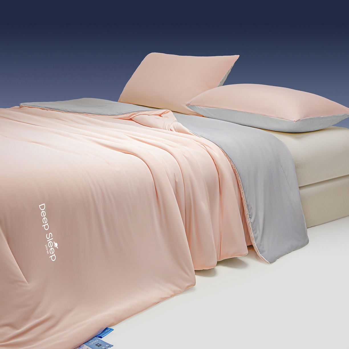 91家纺网 家纺一手货源 找家纺 玉相逢 2026新款深睡眠高克重凉感丝夏被夏凉被空调被 樱花粉拼星灰