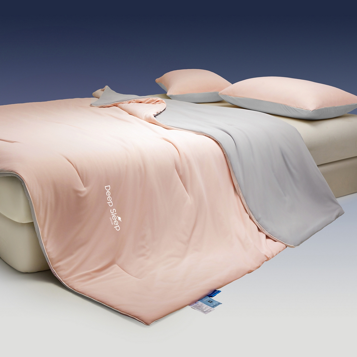 91家纺网 家纺一手货源 找家纺 玉相逢 2026新款深睡眠高克重凉感丝夏被夏凉被空调被 樱花粉拼星灰