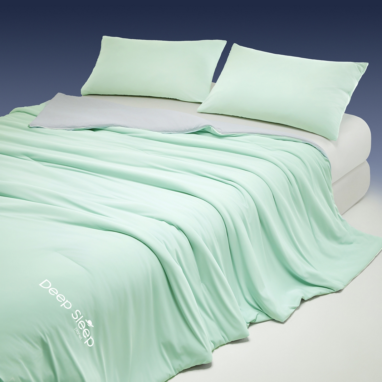 91家纺网 家纺一手货源 找家纺 玉相逢 2026新款深睡眠高克重凉感丝夏被夏凉被空调被 薄荷绿拼星灰