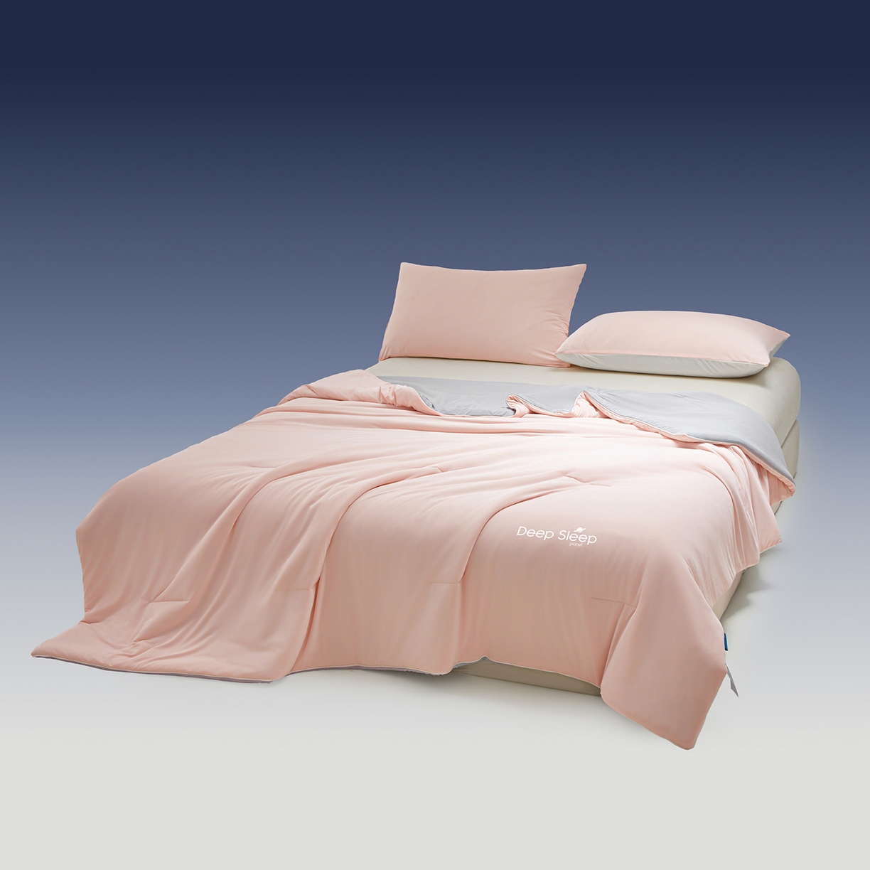 91家纺网 家纺一手货源 找家纺 玉相逢 2026新款深睡眠高克重凉感丝夏被夏凉被空调被 樱花粉拼星灰