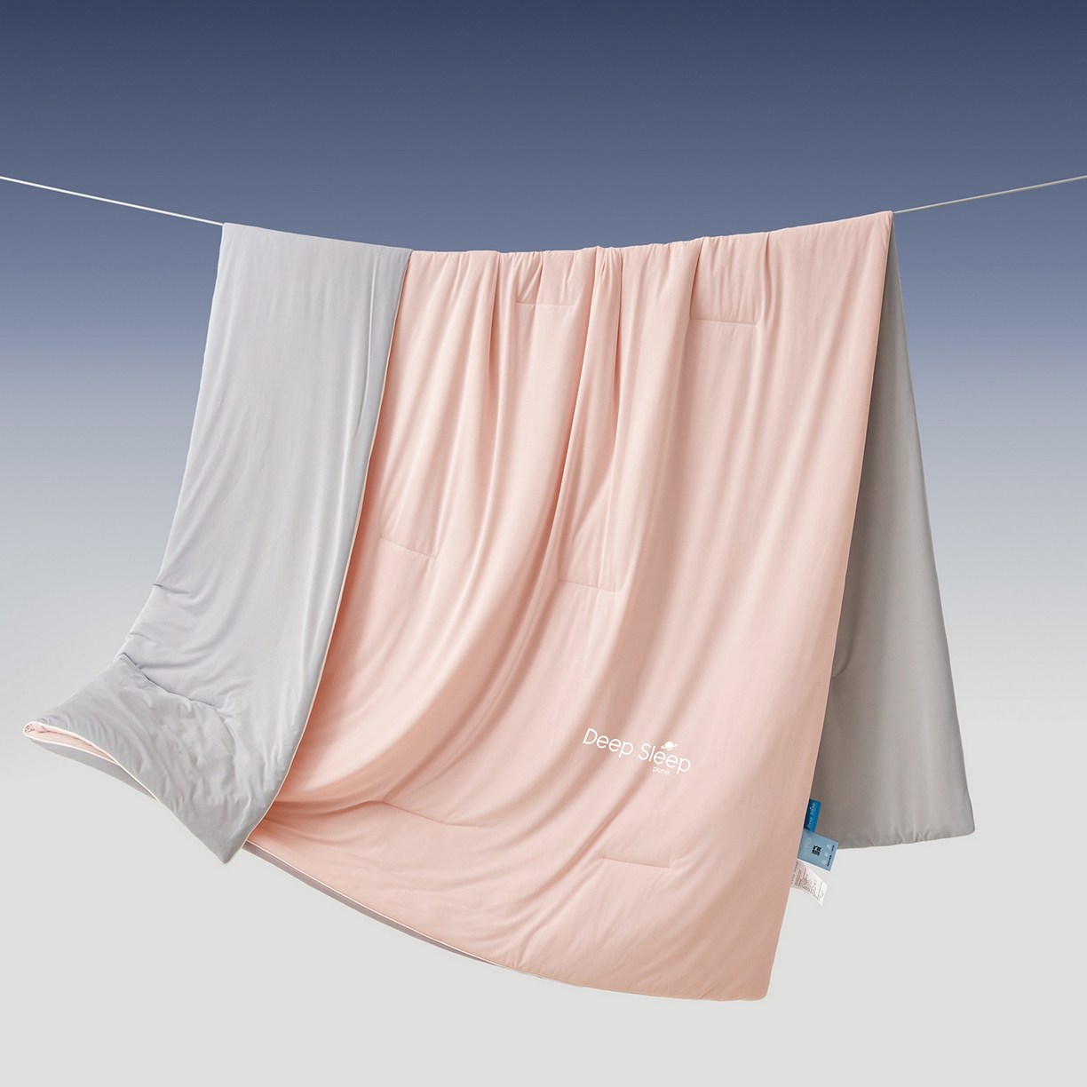 91家纺网 家纺一手货源 找家纺 玉相逢 2026新款深睡眠高克重凉感丝夏被夏凉被空调被 樱花粉拼星灰