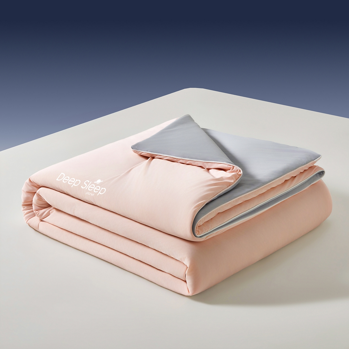 91家纺网 家纺一手货源 找家纺 玉相逢 2026新款深睡眠高克重凉感丝夏被夏凉被空调被 樱花粉拼星灰