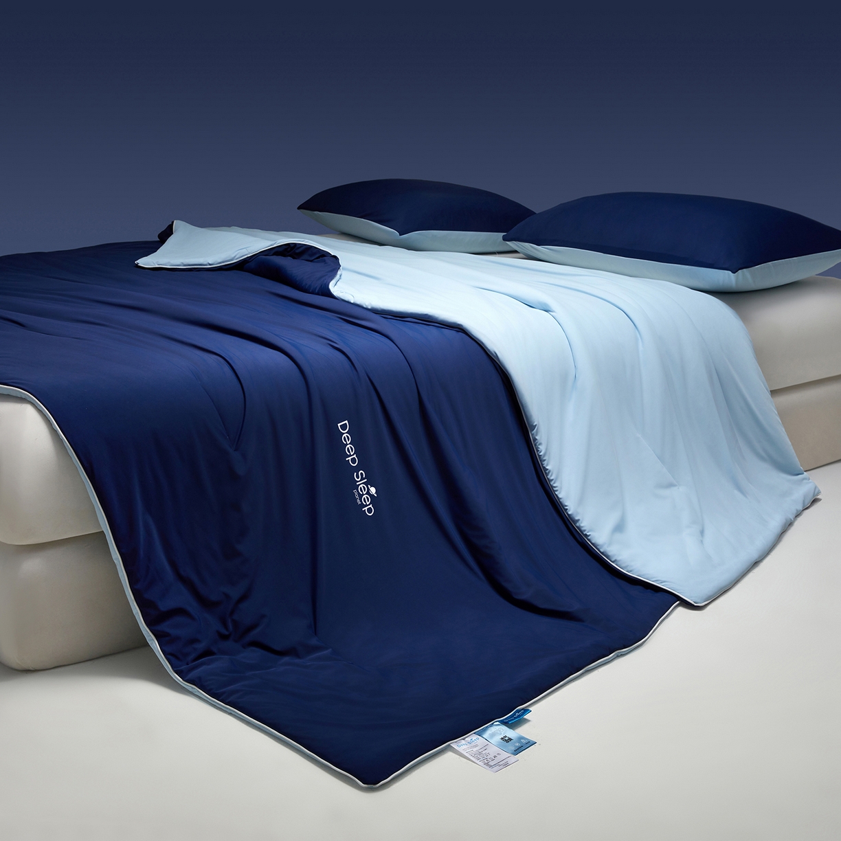 91家纺网 家纺一手货源 找家纺 玉相逢 2026新款深睡眠高克重凉感丝夏被夏凉被空调被 深蓝拼冰肌蓝