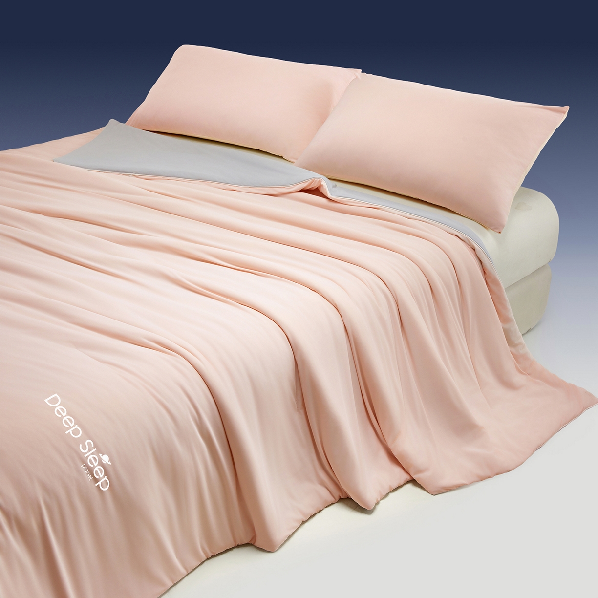 91家纺网 家纺一手货源 找家纺 玉相逢 2026新款深睡眠高克重凉感丝夏被夏凉被空调被 樱花粉拼星灰