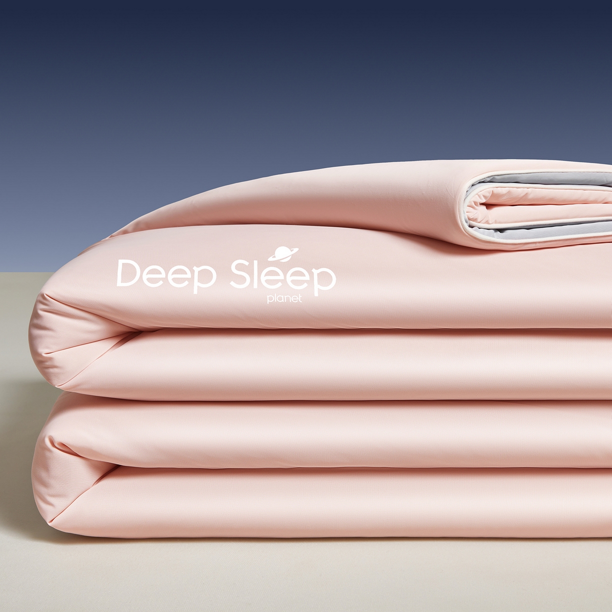 91家纺网 家纺一手货源 找家纺 玉相逢 2026新款深睡眠高克重凉感丝夏被夏凉被空调被 樱花粉拼星灰