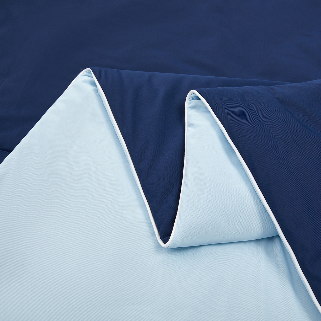 91家纺网 家纺一手货源 找家纺 玉相逢 2026新款深睡眠高克重凉感丝夏被夏凉被空调被 深蓝拼冰肌蓝