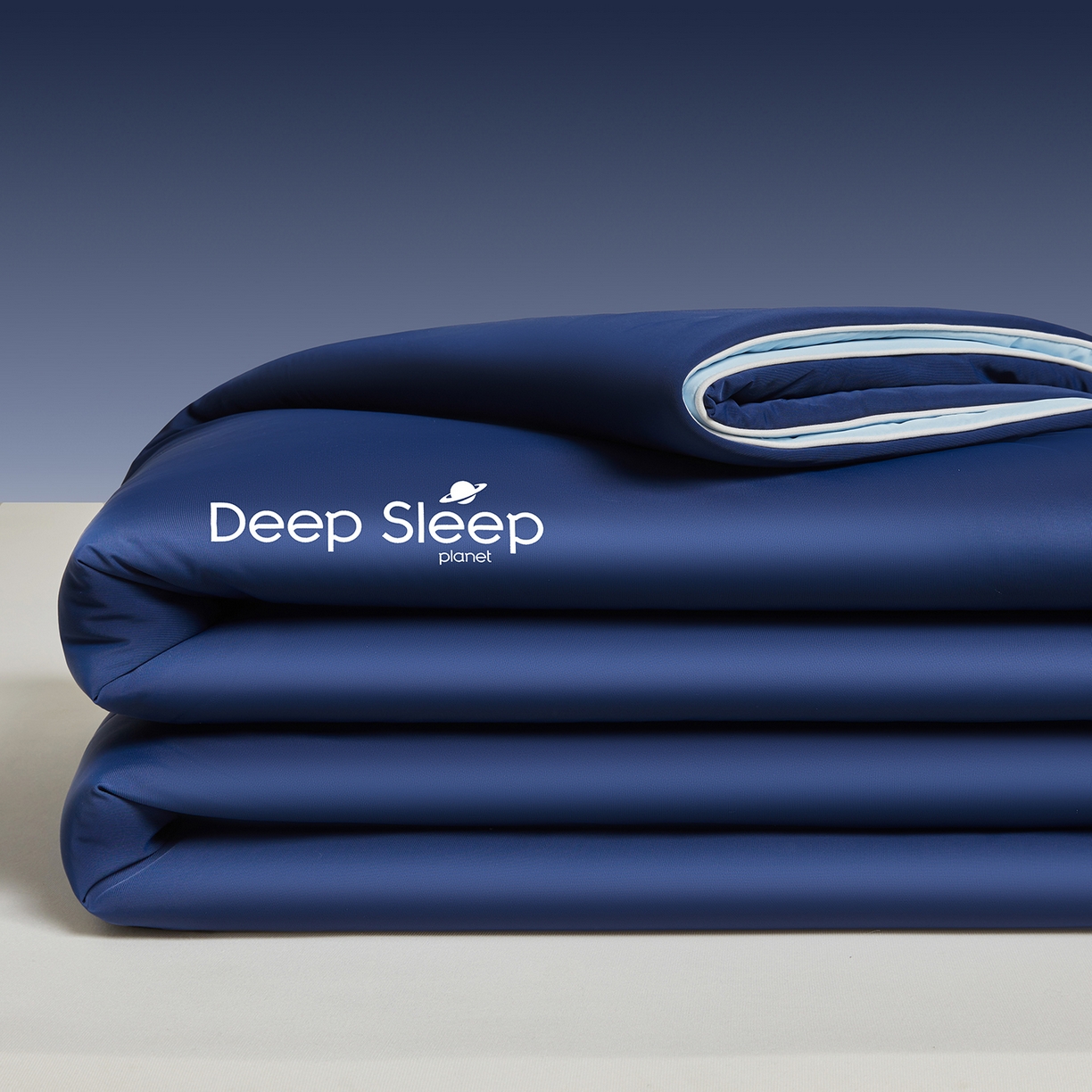 91家纺网 家纺一手货源 找家纺 玉相逢 2026新款深睡眠高克重凉感丝夏被夏凉被空调被 深蓝拼冰肌蓝