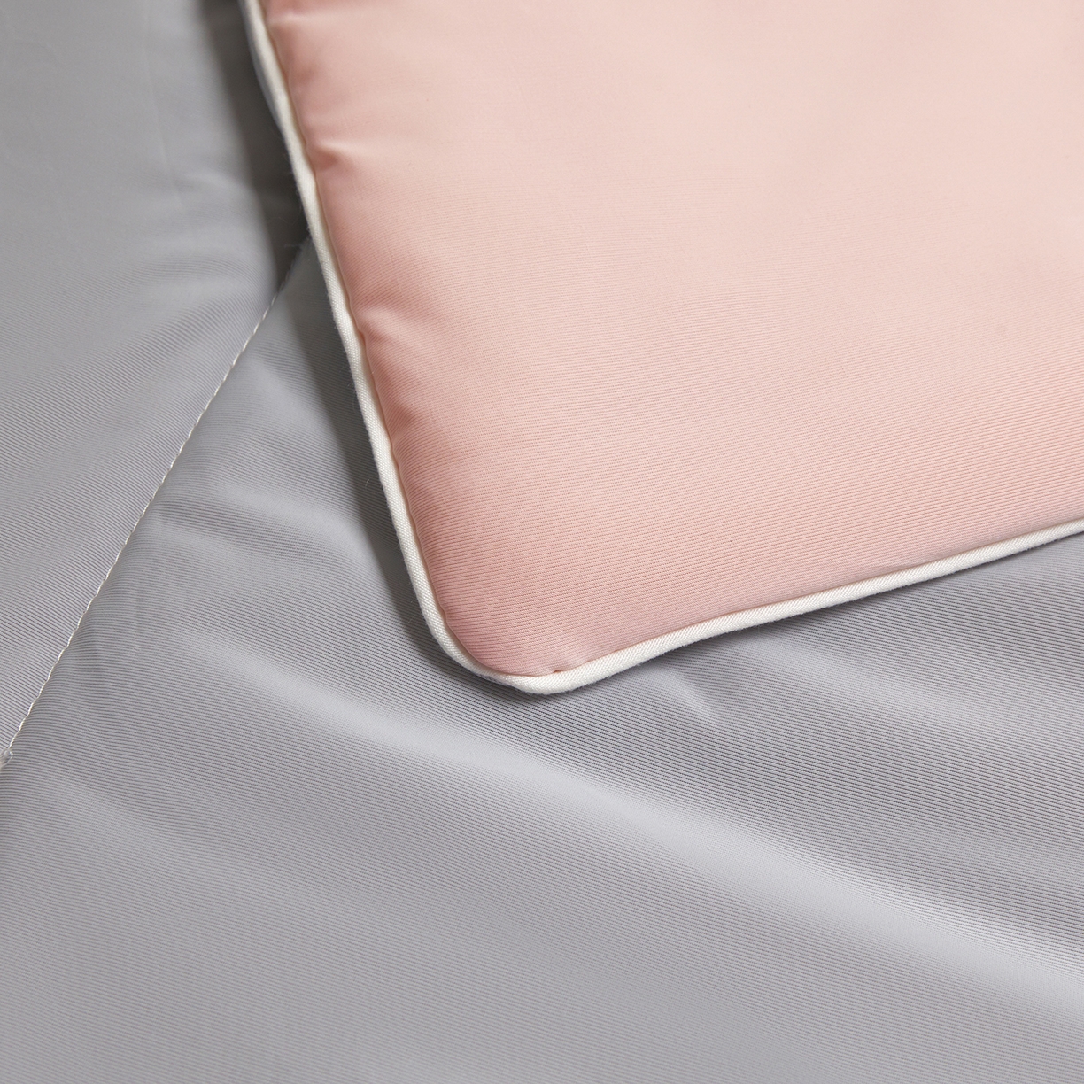 91家纺网 家纺一手货源 找家纺 玉相逢 2026新款深睡眠高克重凉感丝夏被夏凉被空调被 樱花粉拼星灰