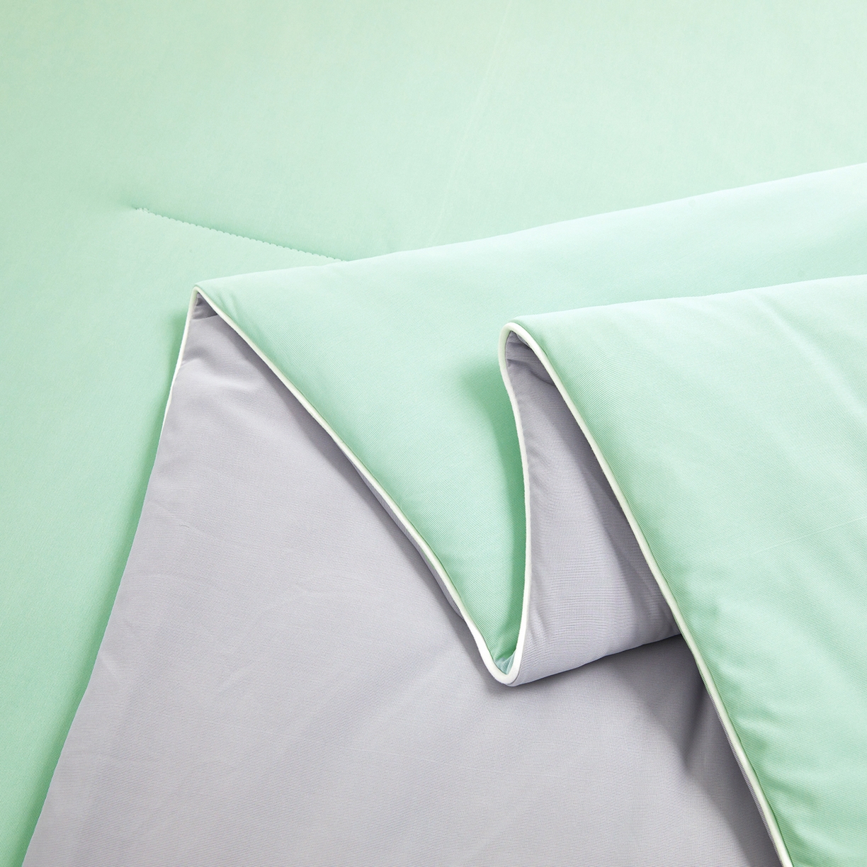 91家纺网 家纺一手货源 找家纺 玉相逢 2026新款深睡眠高克重凉感丝夏被夏凉被空调被 薄荷绿拼星灰