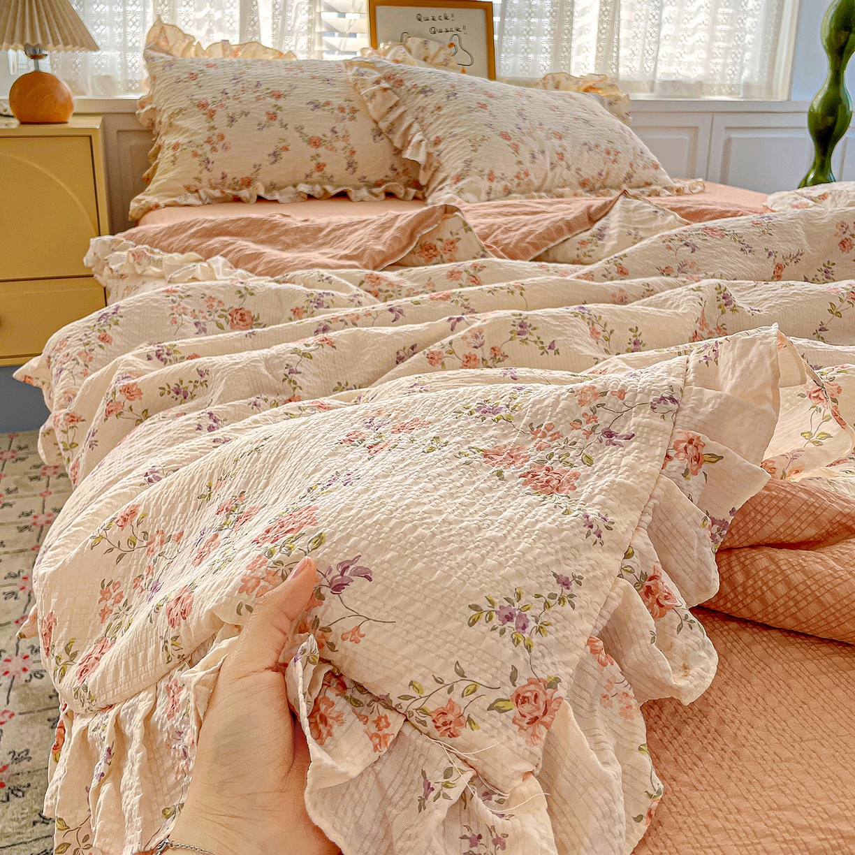 91家纺网 家纺一手货源 找家纺 蓝极人 2026新款泡芙棉花边夏被四件套 XB春色