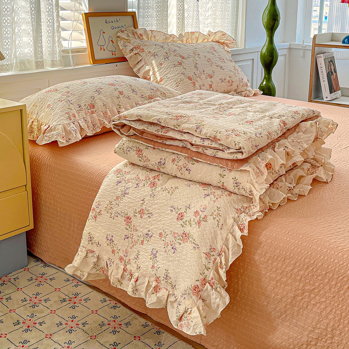 91家纺网 家纺一手货源 找家纺 蓝极人 2026新款泡芙棉花边夏被四件套 XB春色