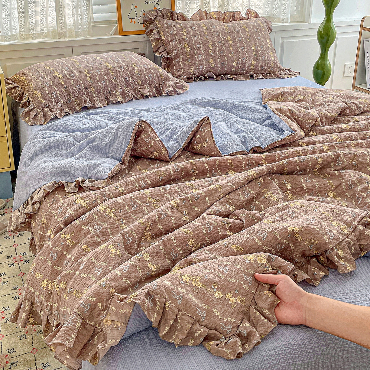 91家纺网 家纺一手货源 找家纺 蓝极人 2026新款泡芙棉花边夏被四件套 XB情人节咖