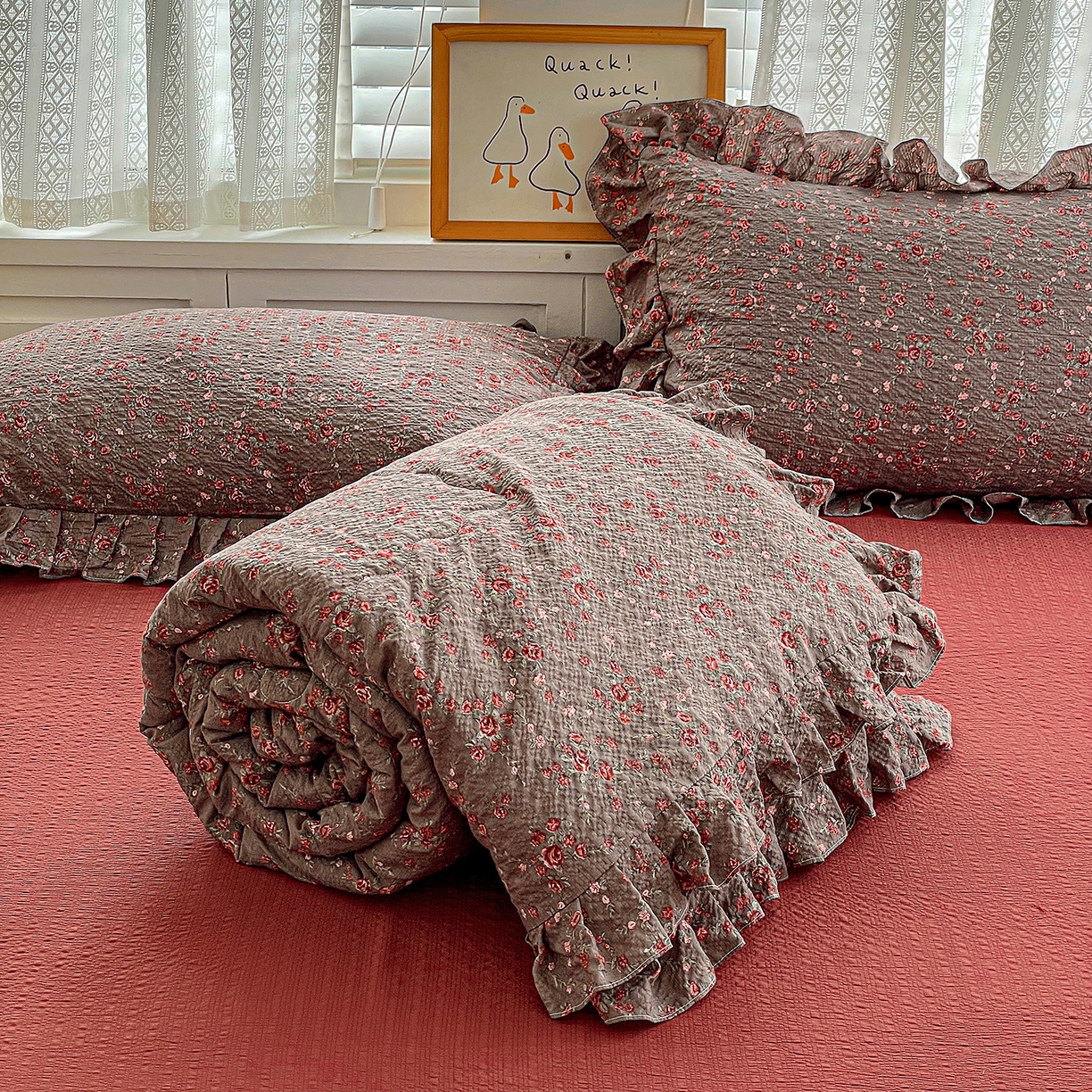 91家纺网 家纺一手货源 找家纺 蓝极人 2026新款泡芙棉花边夏被四件套 XB胭脂