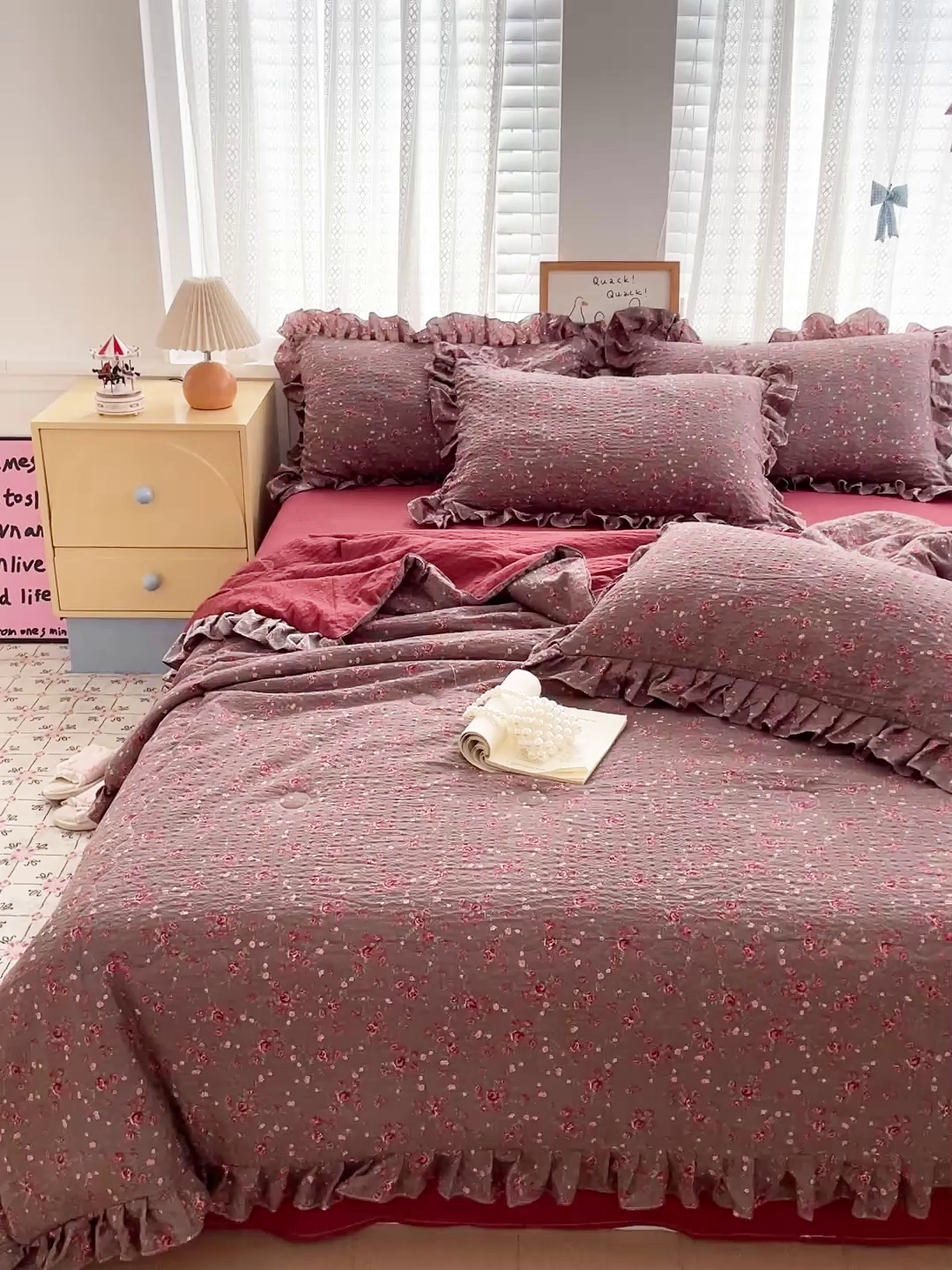 91家纺网 家纺一手货源 找家纺 蓝极人 2026新款泡芙棉花边夏被四件套 XB胭脂