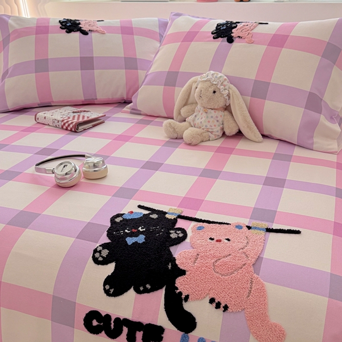 91家纺网 家纺一手货源 找家纺 雅萱家纺 2026新款全棉老粗布毛巾绣床单 粉紫格幸运猫