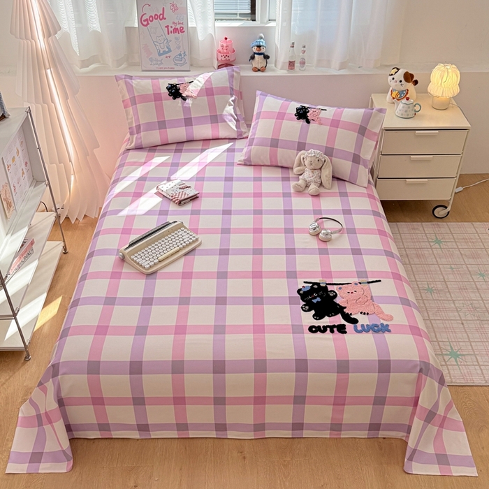 91家纺网 家纺一手货源 找家纺 雅萱家纺 2026新款全棉老粗布毛巾绣床单 粉紫格幸运猫