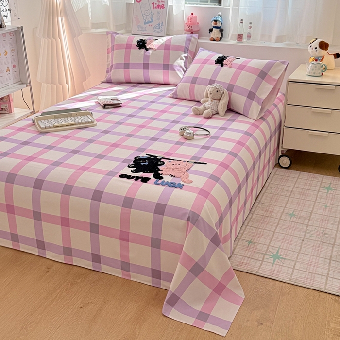 91家纺网 家纺一手货源 找家纺 雅萱家纺 2026新款全棉老粗布毛巾绣床单 粉紫格幸运猫