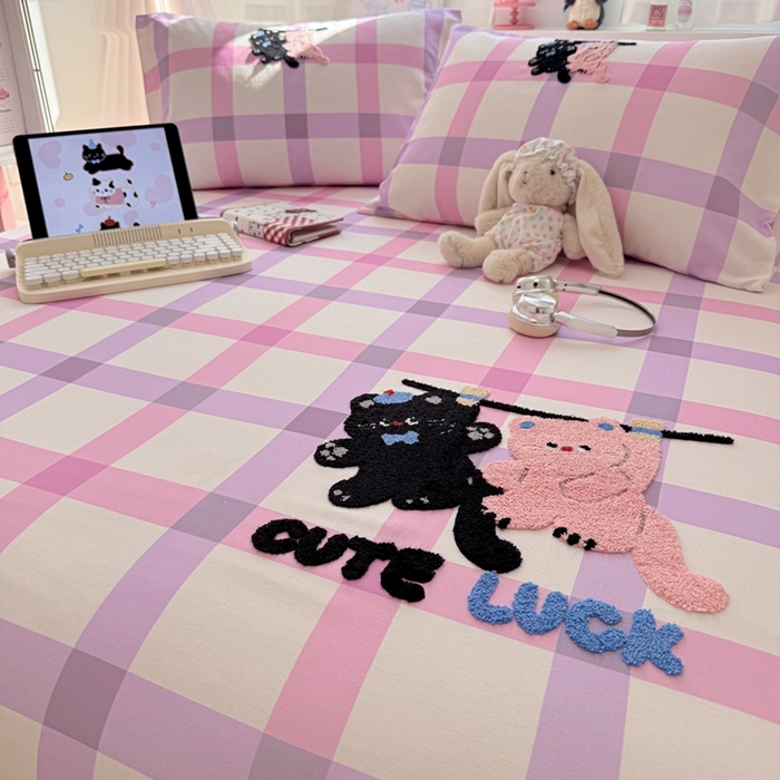 91家纺网 家纺一手货源 找家纺 雅萱家纺 2026新款全棉老粗布毛巾绣床单 粉紫格幸运猫