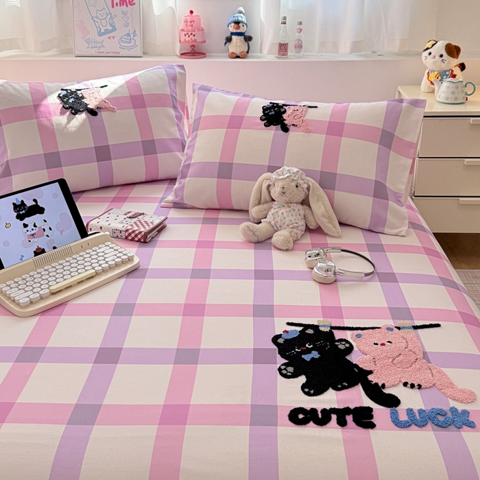 91家纺网 家纺一手货源 找家纺 雅萱家纺 2026新款全棉老粗布毛巾绣床单 粉紫格幸运猫