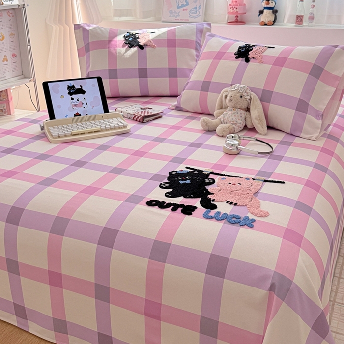 91家纺网 家纺一手货源 找家纺 雅萱家纺 2026新款全棉老粗布毛巾绣床单 粉紫格幸运猫