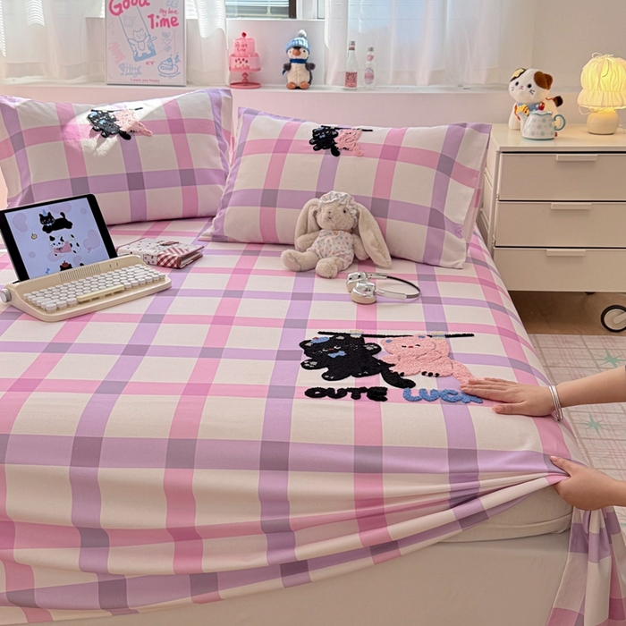 91家纺网 家纺一手货源 找家纺 雅萱家纺 2026新款全棉老粗布毛巾绣床单 粉紫格幸运猫