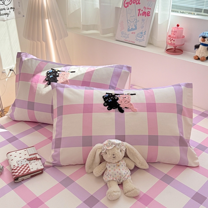 91家纺网 家纺一手货源 找家纺 雅萱家纺 2026新款全棉老粗布毛巾绣床单 粉紫格幸运猫