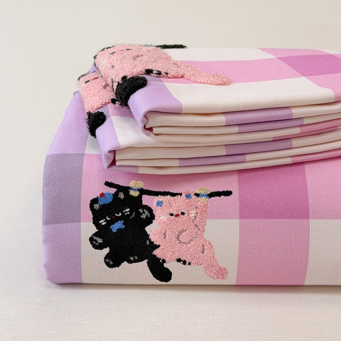 91家纺网 家纺一手货源 找家纺 雅萱家纺 2026新款全棉老粗布毛巾绣床单 粉紫格幸运猫