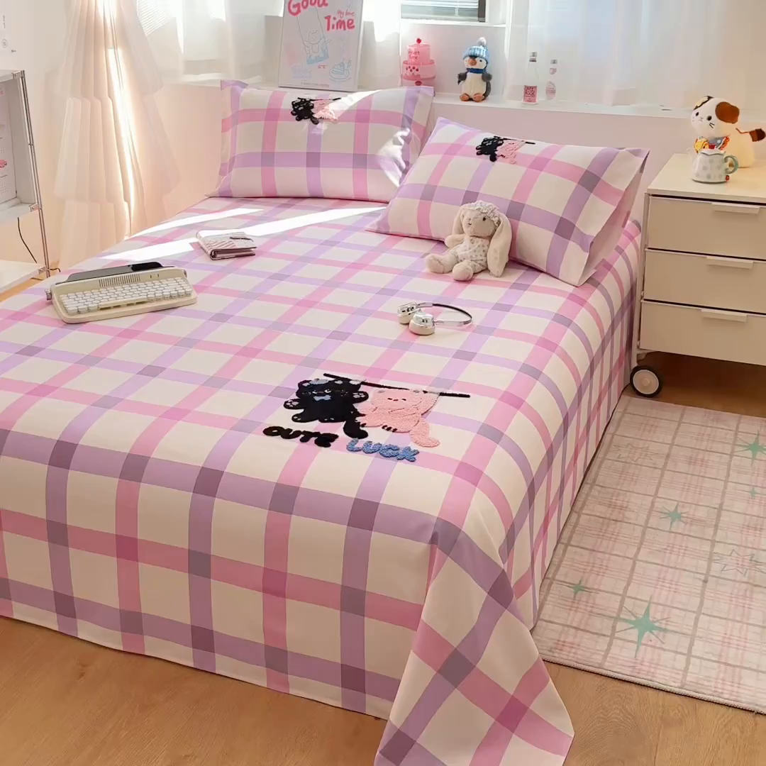 91家纺网 家纺一手货源 找家纺 雅萱家纺 2026新款全棉老粗布毛巾绣床单 粉紫格幸运猫