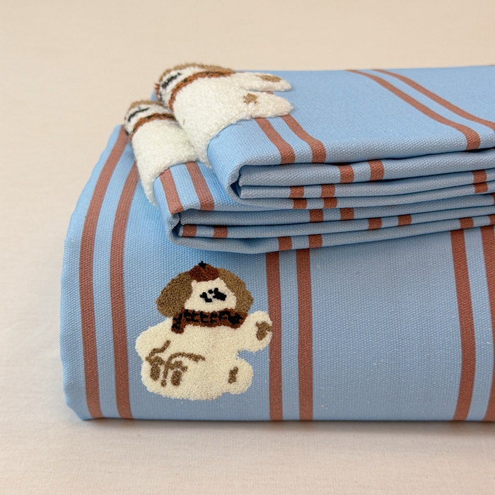 91家纺网 家纺一手货源 找家纺 雅萱家纺 2026新款全棉老粗布毛巾绣床单 蓝棕条纹狗
