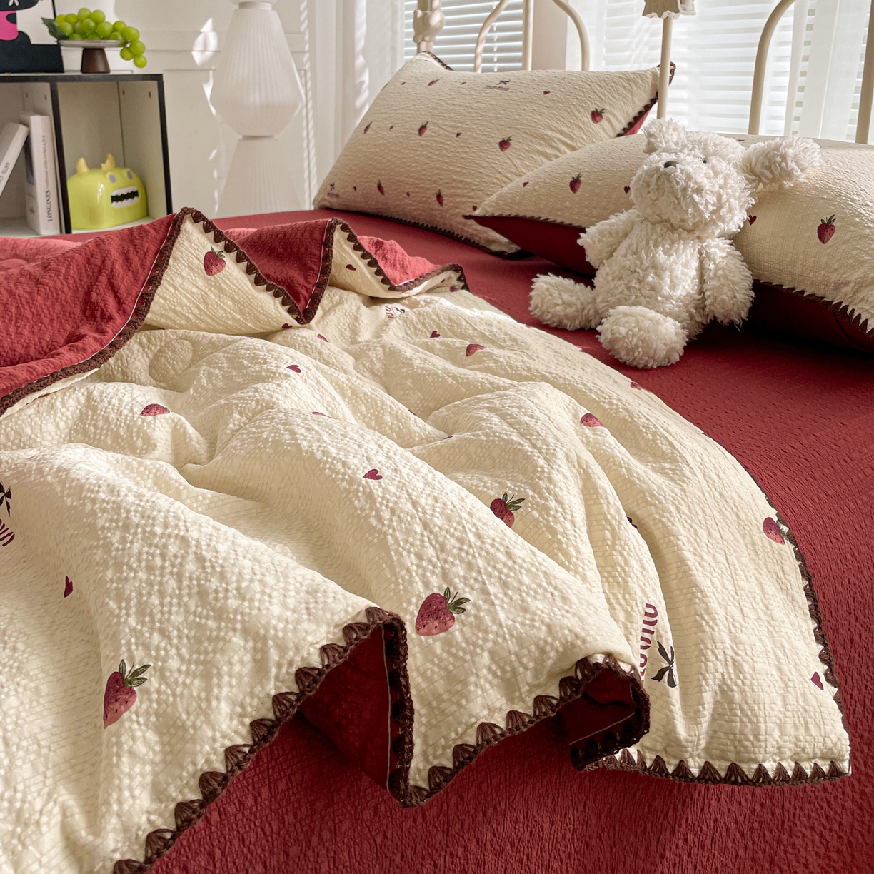 91家纺网 家纺一手货源 找家纺 蓝极人 2026新款泡芙贝壳边夏被四件套 XB草莓