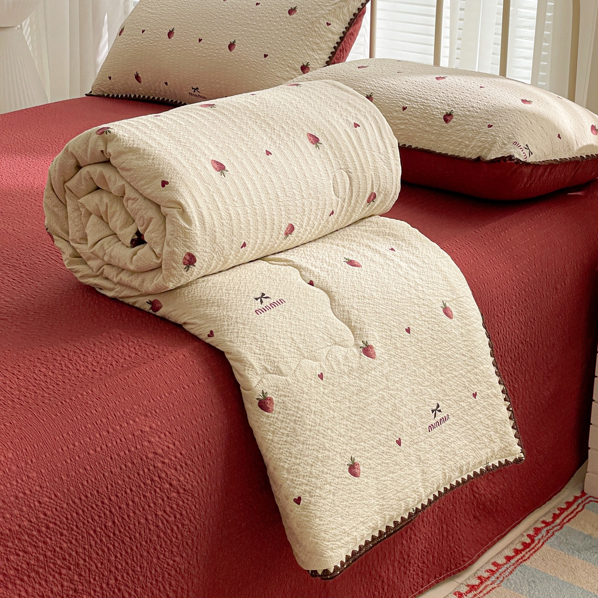 91家纺网 家纺一手货源 找家纺 蓝极人 2026新款泡芙贝壳边夏被四件套 XB草莓