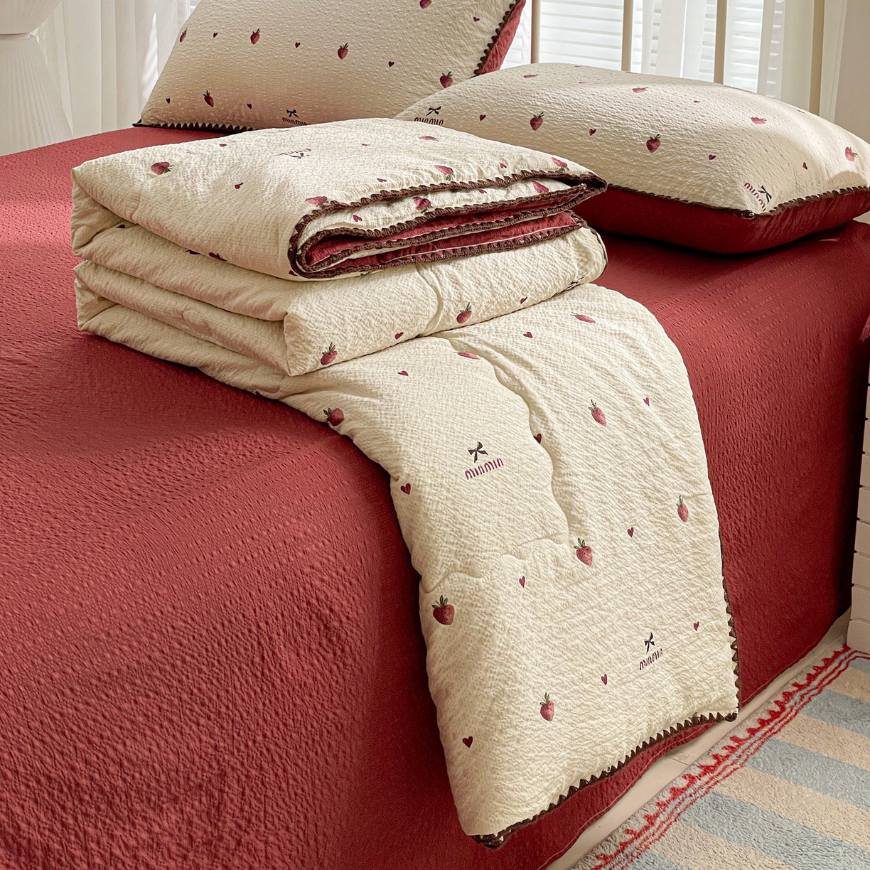 91家纺网 家纺一手货源 找家纺 蓝极人 2026新款泡芙贝壳边夏被四件套 XB草莓