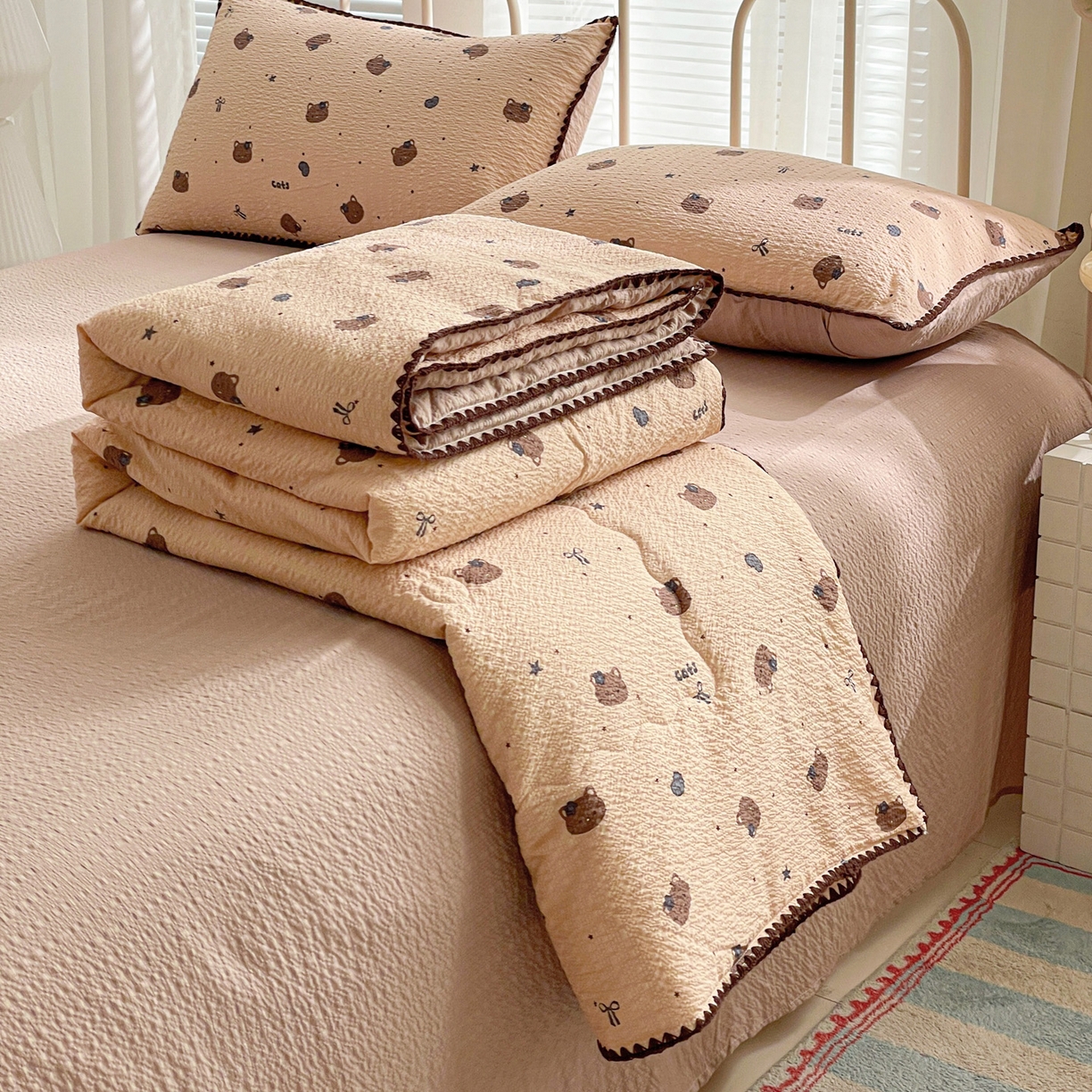 91家纺网 家纺一手货源 找家纺 蓝极人 2026新款泡芙贝壳边夏被四件套 XB曲奇猫