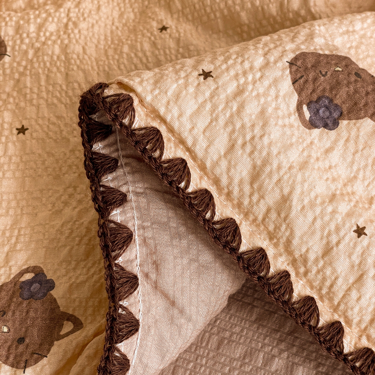 91家纺网 家纺一手货源 找家纺 蓝极人 2026新款泡芙贝壳边夏被四件套 XB曲奇猫