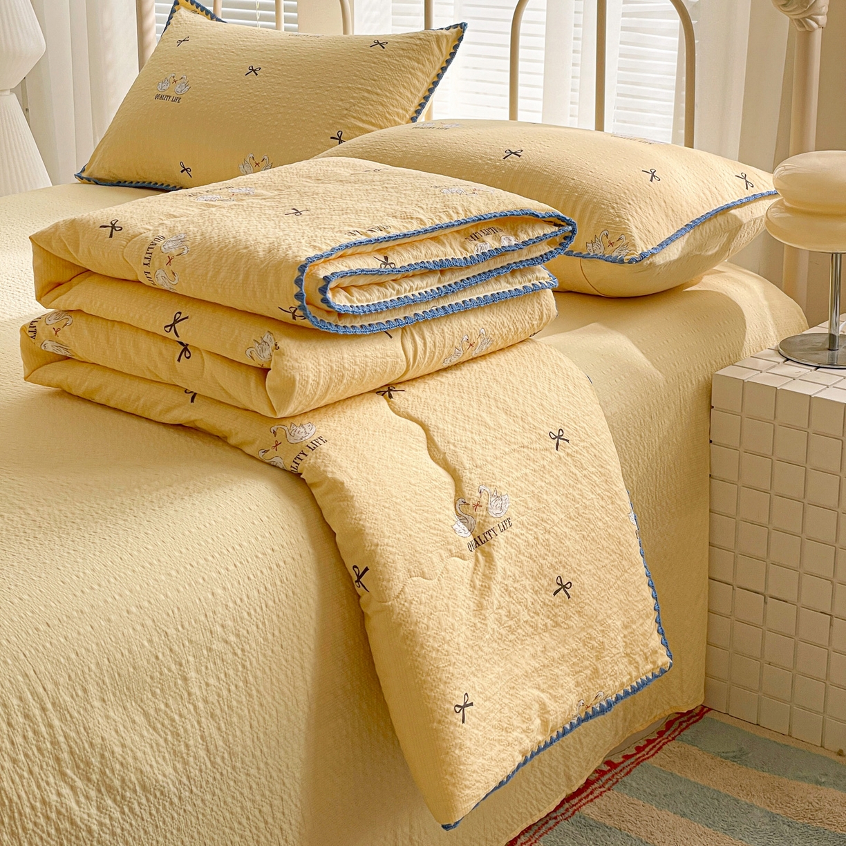 91家纺网 家纺一手货源 找家纺 蓝极人 2026新款泡芙贝壳边夏被四件套 XB施华洛黄