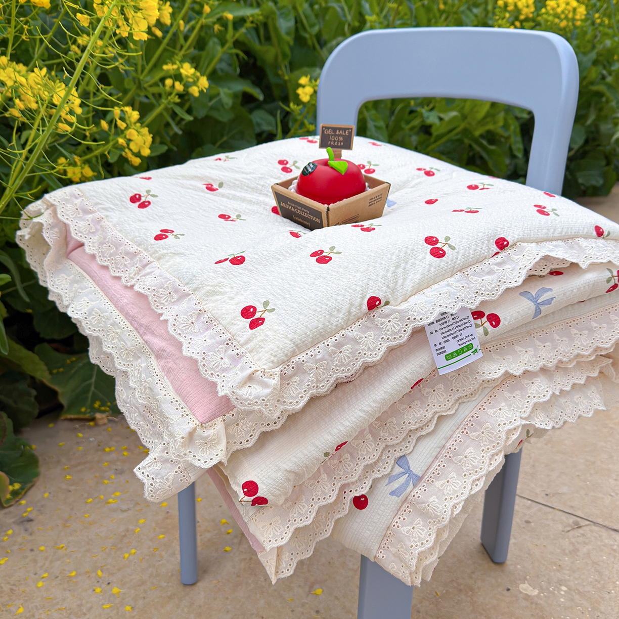 91家纺网 家纺一手货源 找家纺 弗苓家纺 2026新款高克重泡芙棉花边款夏被夏凉被空调被四件套小红书推荐-风格一 樱桃笔记