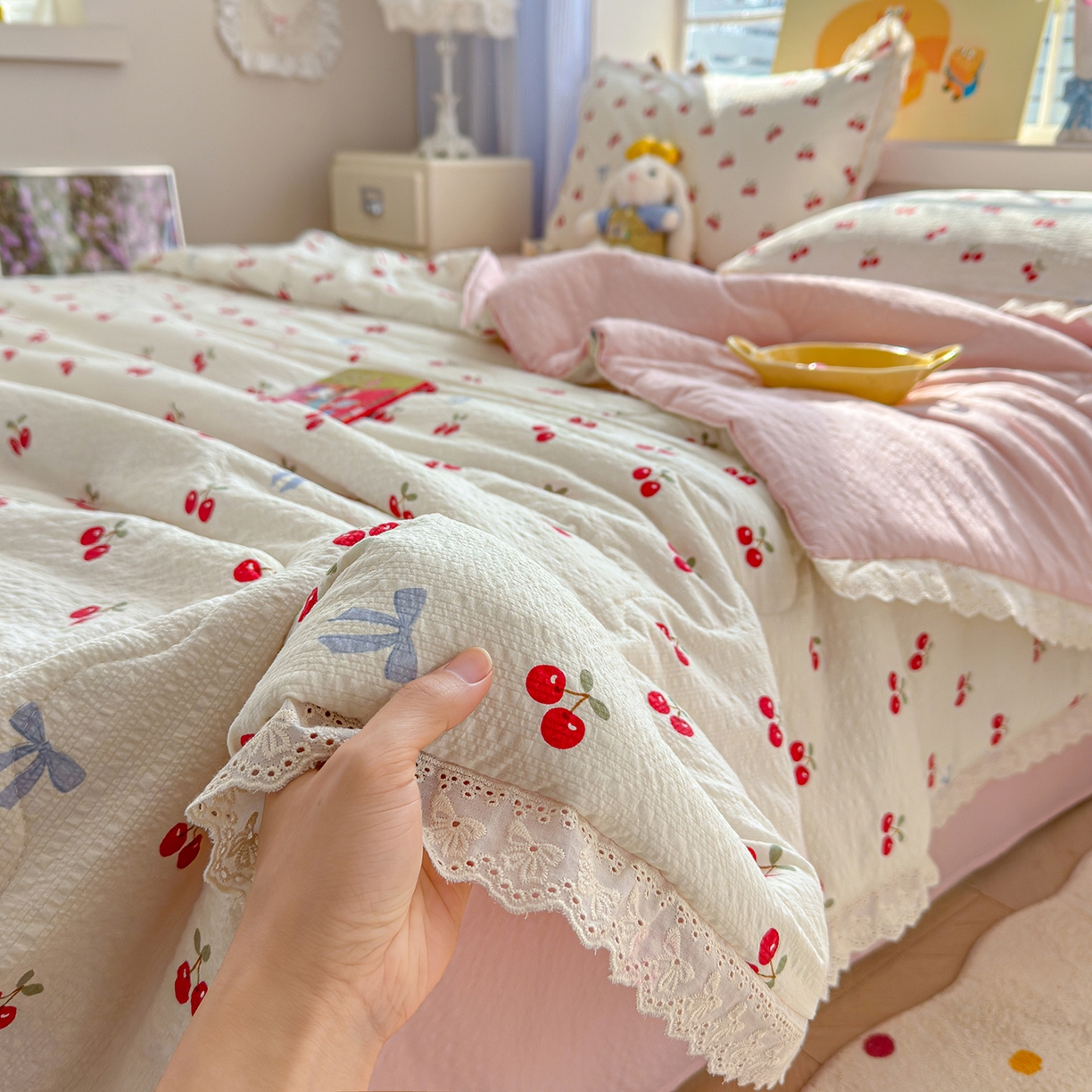 91家纺网 家纺一手货源 找家纺 弗苓家纺 2026新款高克重泡芙棉花边款夏被夏凉被空调被四件套小红书推荐-风格一 樱桃笔记