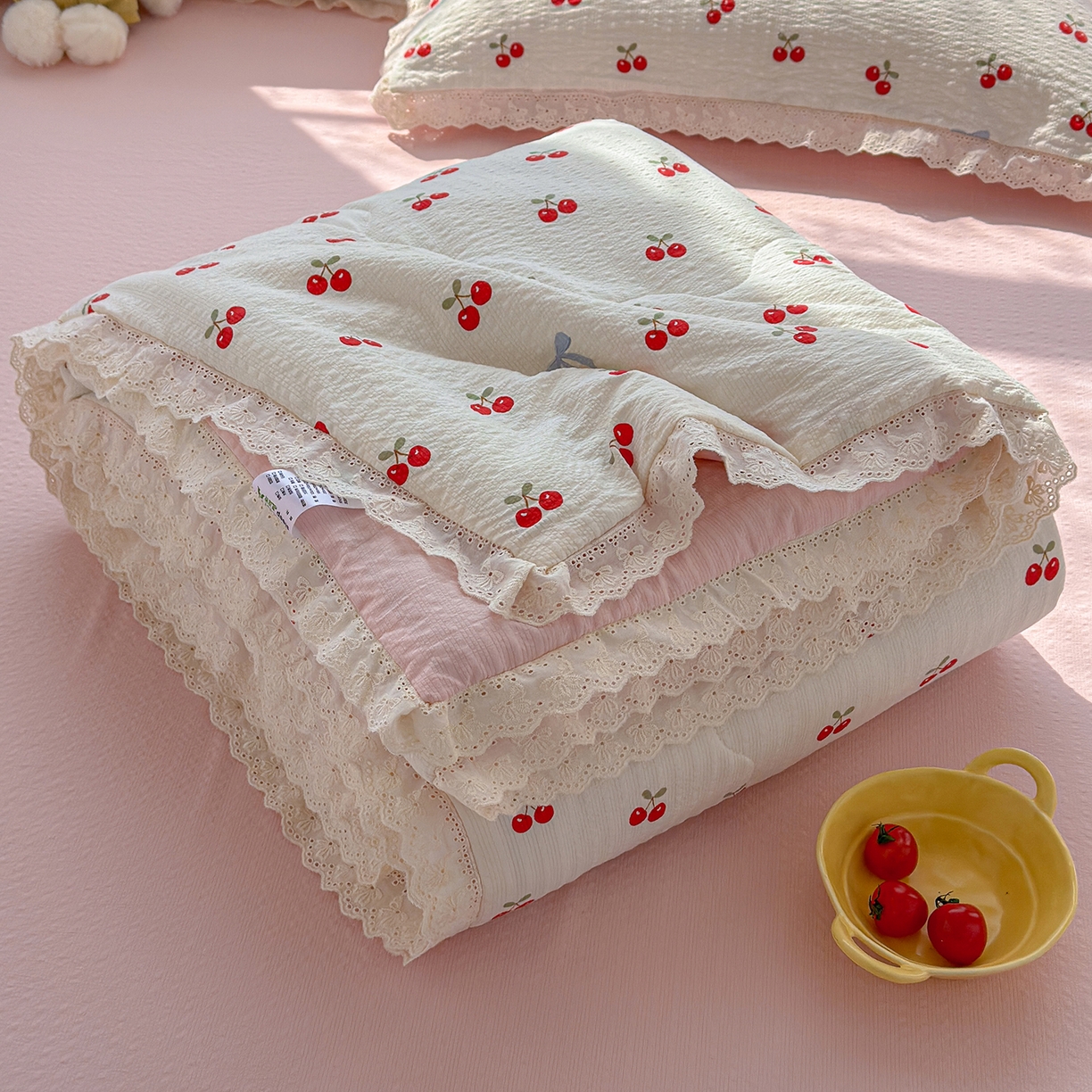 91家纺网 家纺一手货源 找家纺 弗苓家纺 2026新款高克重泡芙棉花边款夏被夏凉被空调被四件套小红书推荐-风格一 樱桃笔记