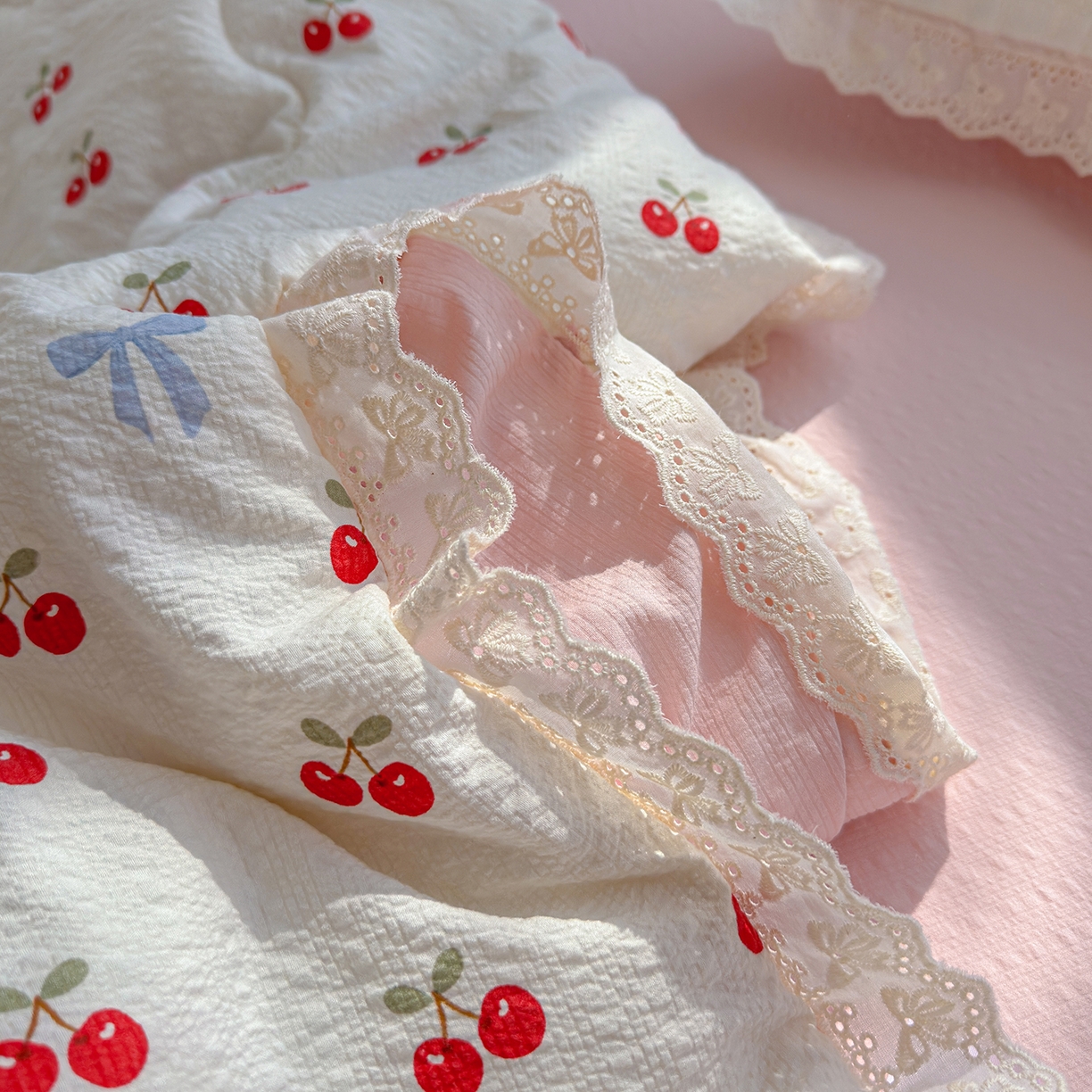 91家纺网 家纺一手货源 找家纺 弗苓家纺 2026新款高克重泡芙棉花边款夏被夏凉被空调被四件套小红书推荐-风格一 樱桃笔记