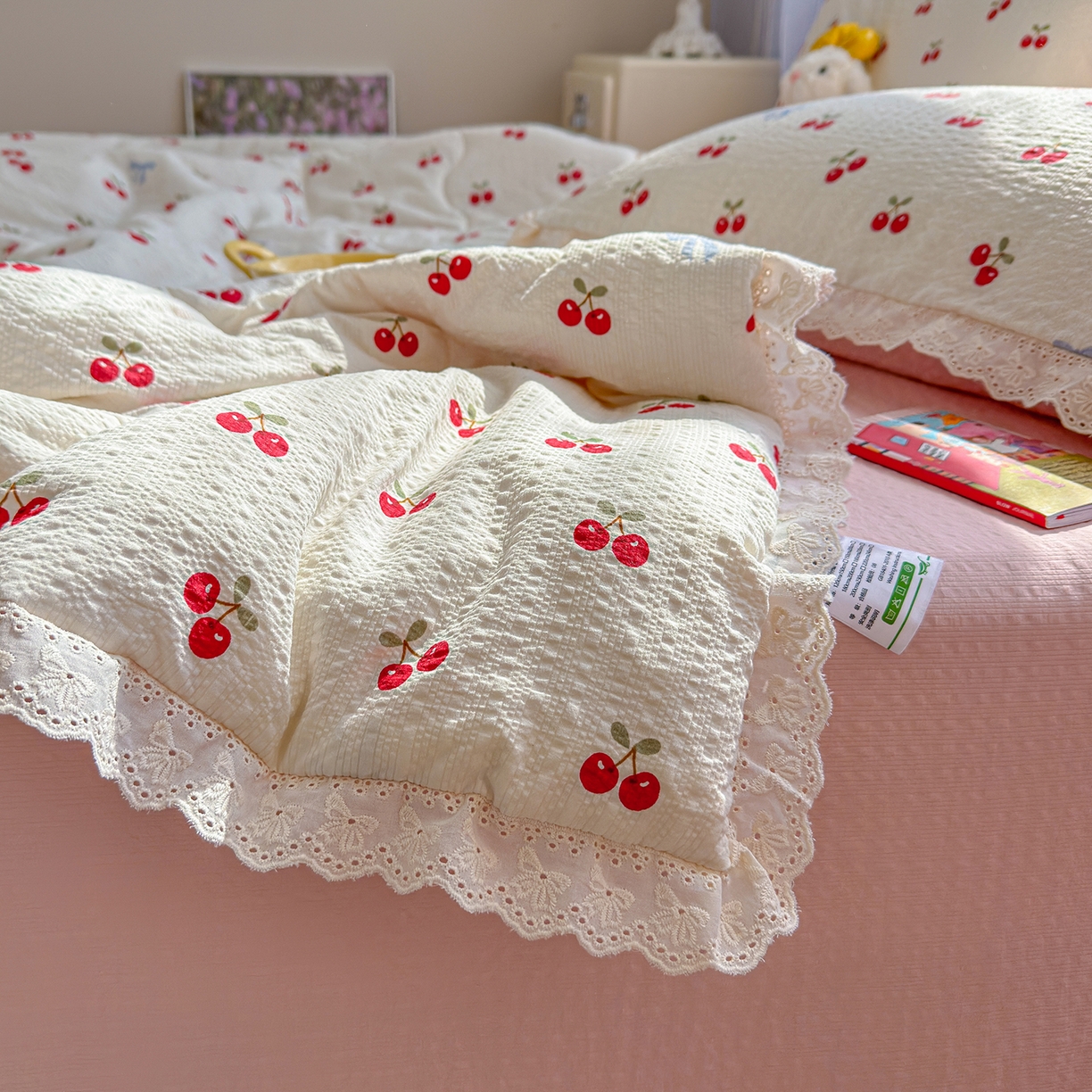 91家纺网 家纺一手货源 找家纺 弗苓家纺 2026新款高克重泡芙棉花边款夏被夏凉被空调被四件套小红书推荐-风格一 樱桃笔记