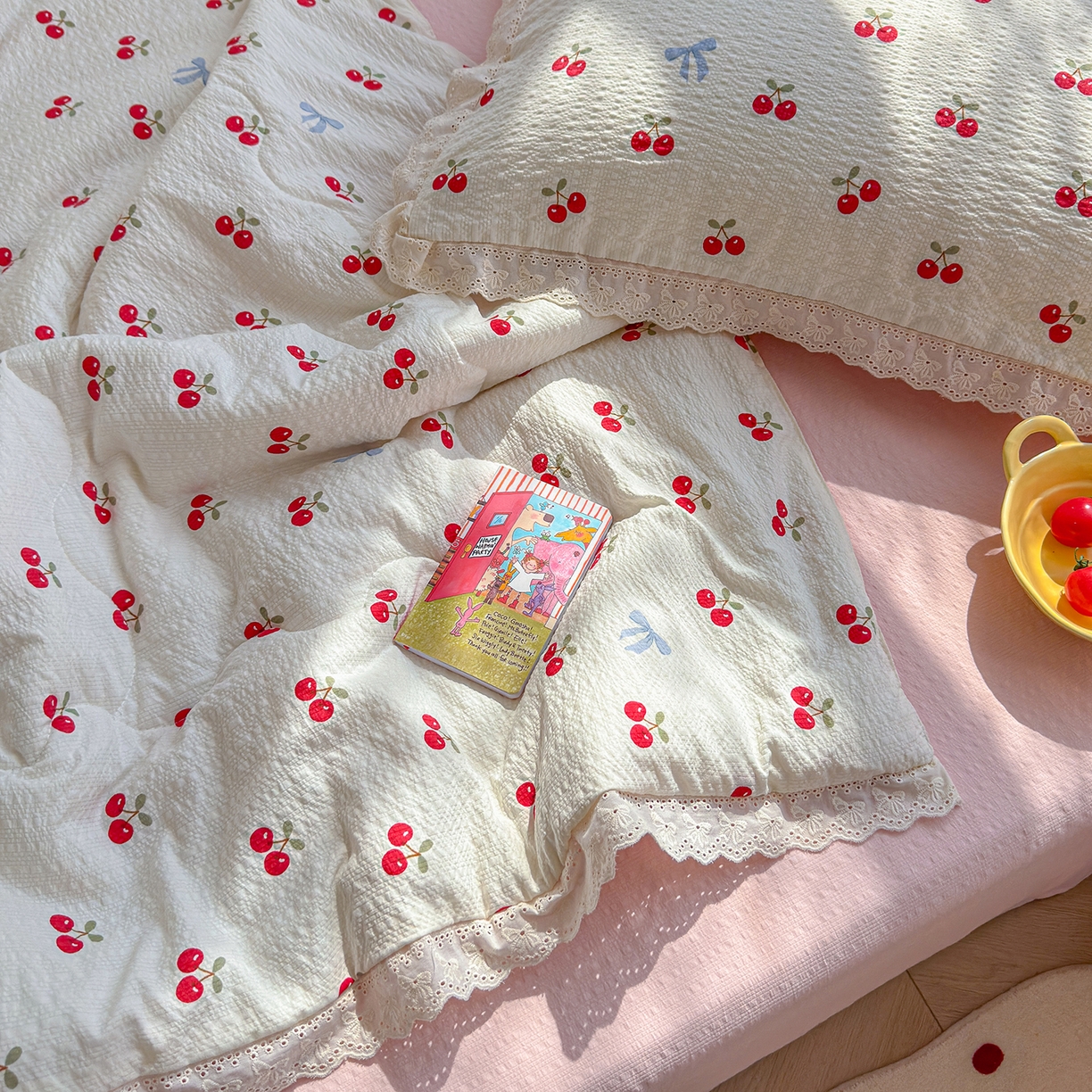 91家纺网 家纺一手货源 找家纺 弗苓家纺 2026新款高克重泡芙棉花边款夏被夏凉被空调被四件套小红书推荐-风格一 樱桃笔记