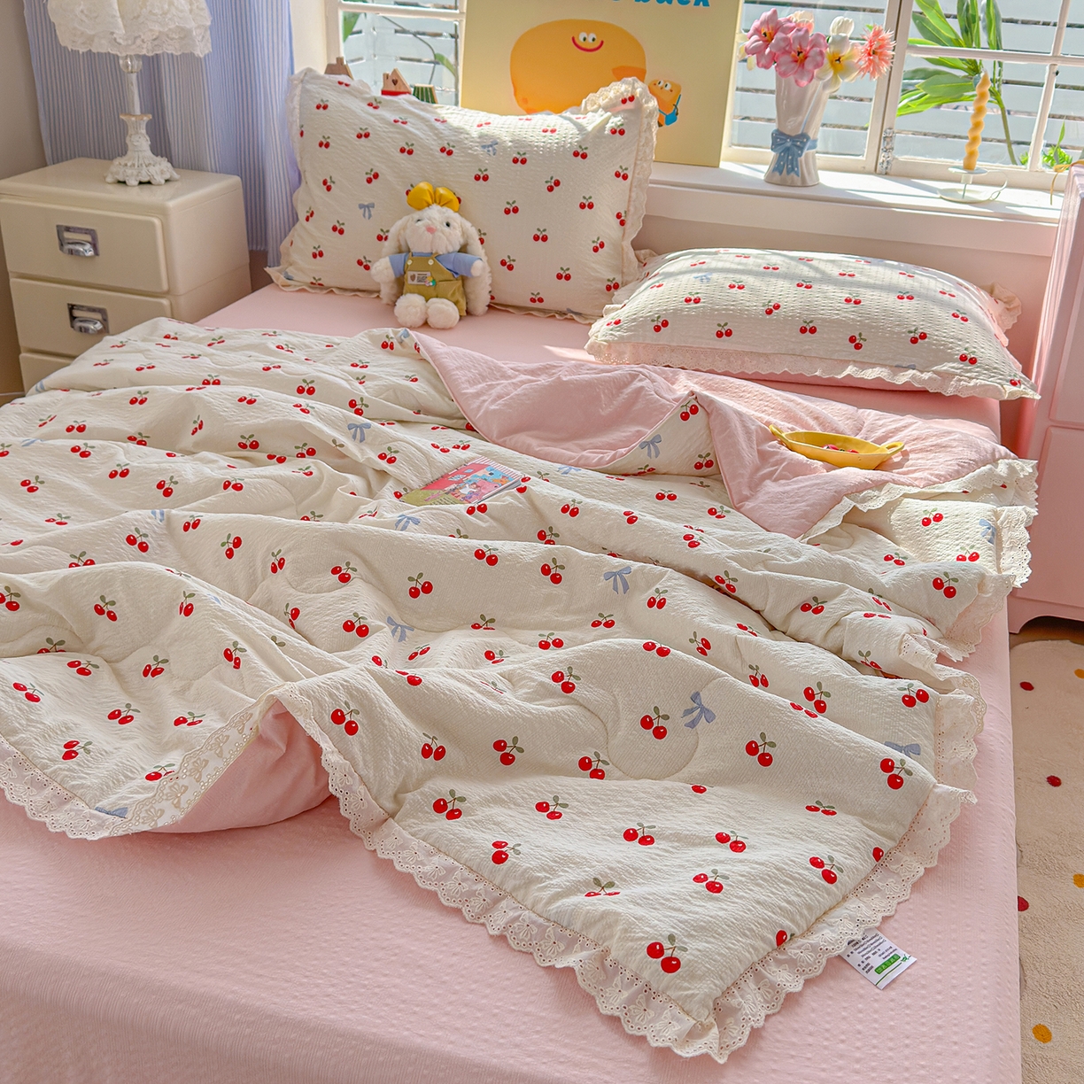 91家纺网 家纺一手货源 找家纺 弗苓家纺 2026新款高克重泡芙棉花边款夏被夏凉被空调被四件套小红书推荐-风格一 樱桃笔记