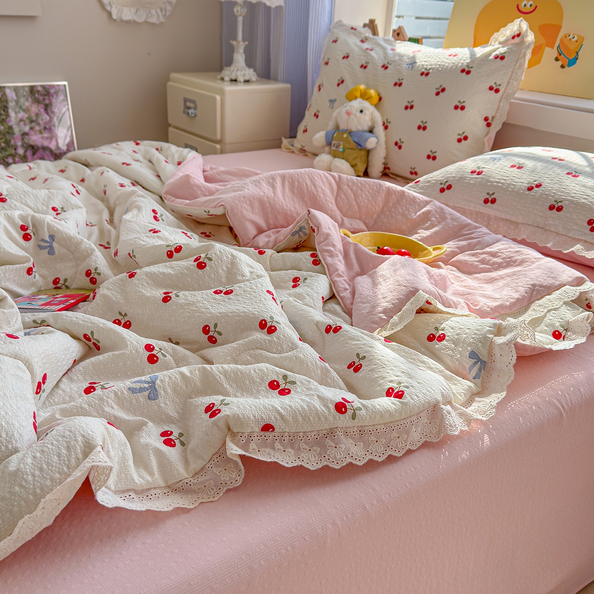 91家纺网 家纺一手货源 找家纺 弗苓家纺 2026新款高克重泡芙棉花边款夏被夏凉被空调被四件套小红书推荐-风格一 樱桃笔记